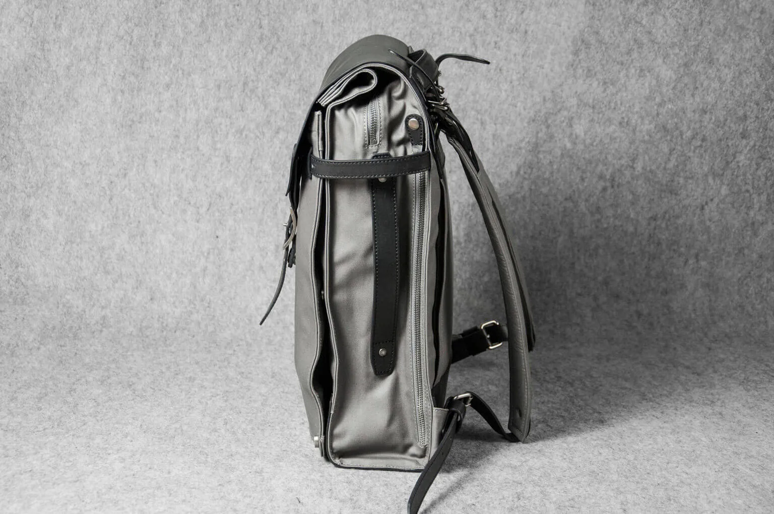 DESIGNER BACKPACK - grey