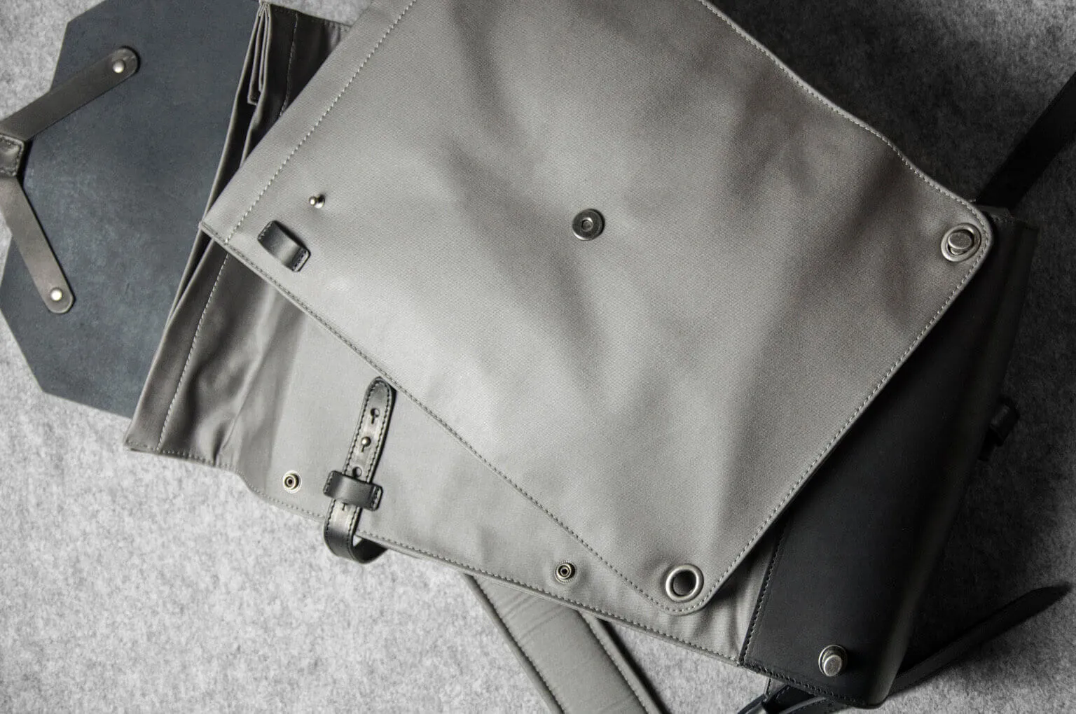 DESIGNER BACKPACK - grey