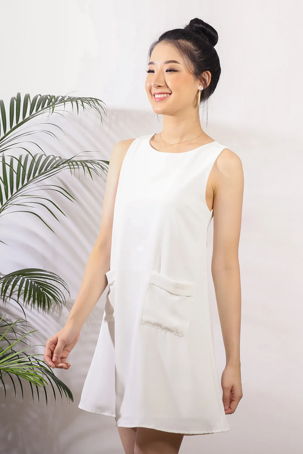 Nella Front Pockets Shift Dress in White